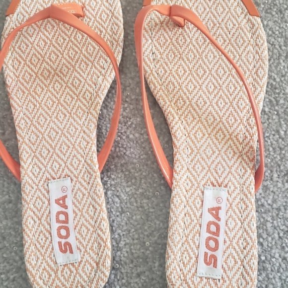 Soda Women Flip Flops - Picture 4 of 7